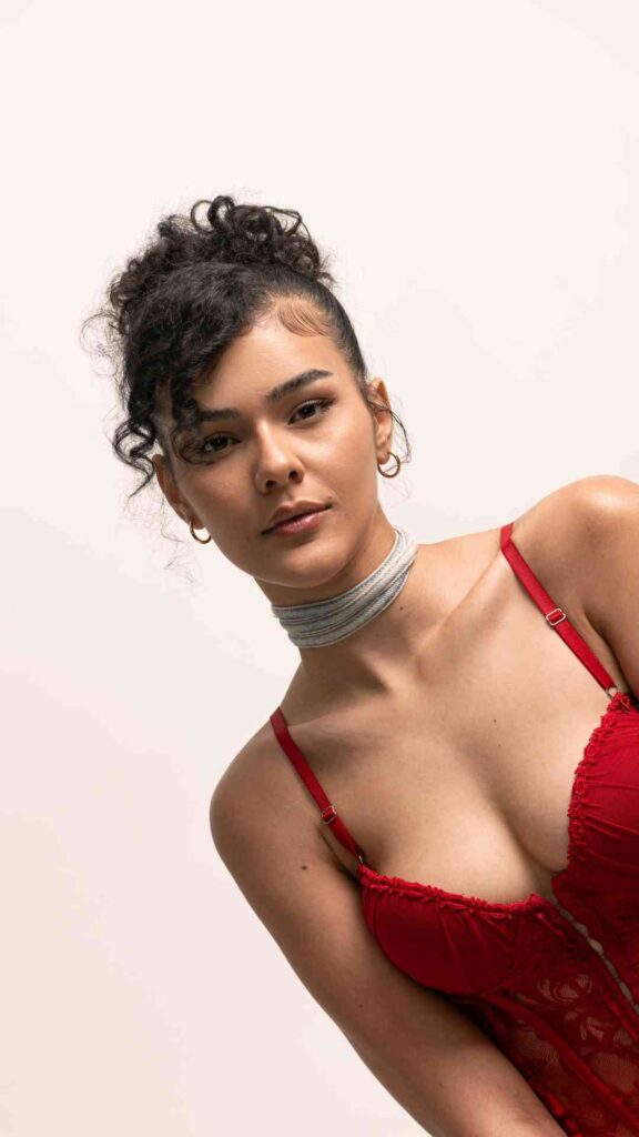 Casual-Valentine’s-Day-outfit-for women-featuring-a-short-gown-simple makeup-and-tiny-jean-rope-used-as-jewelry-for-a-chic-and-confident-look.