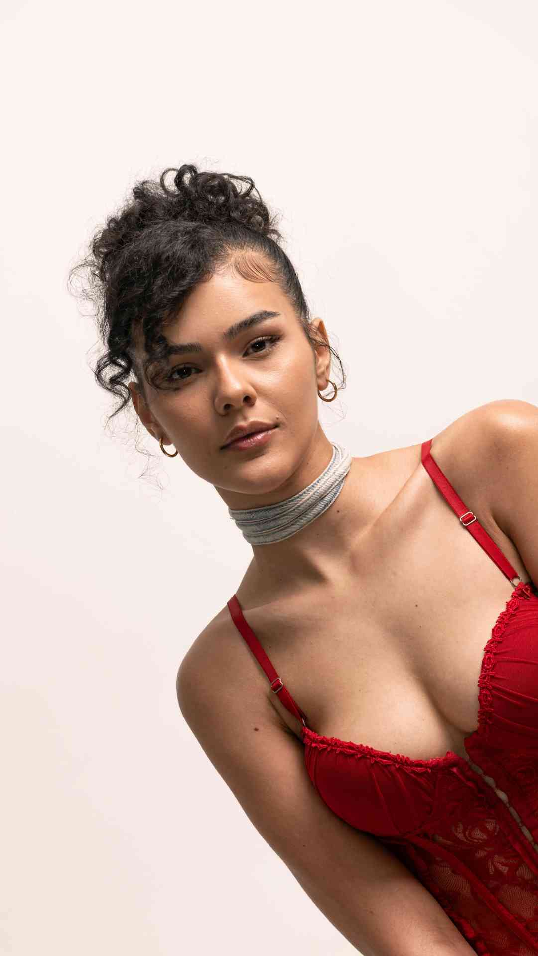 Casual-Valentine’s-Day-outfit-for women-featuring-a-short-gown-simple makeup-and-tiny-jean-rope-used-as-jewelry-for-a-chic-and-confident-look.