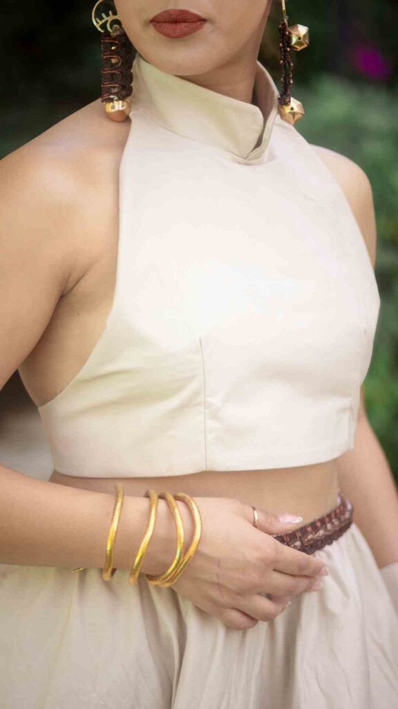 How-to-accessorize-an-outfit-without-over-accessorizing-showing-simple- jewelry-handbag-and-shoes-for- elegant-matching-fashion.