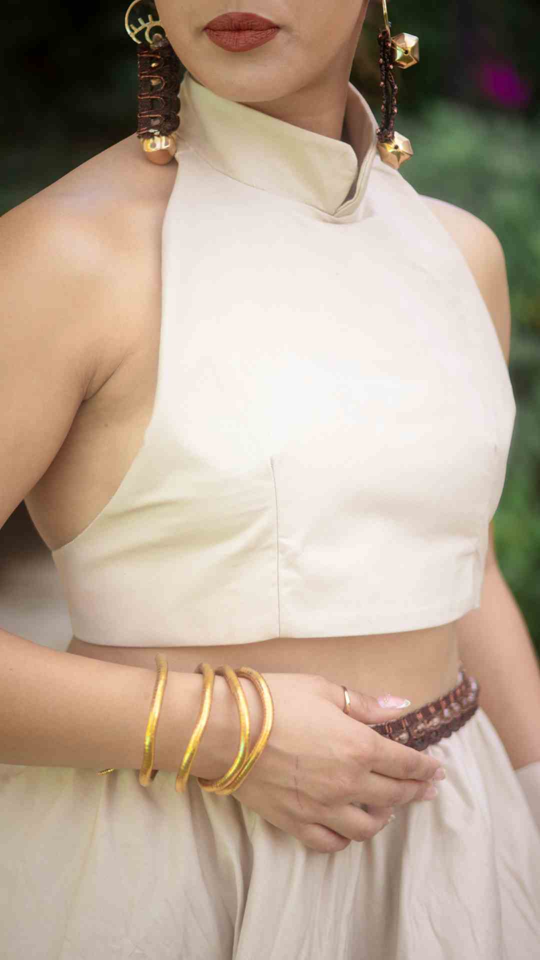 How-to-accessorize-an-outfit-without-over-accessorizing-showing-simple- jewelry-handbag-and-shoes-for- elegant-matching-fashion.