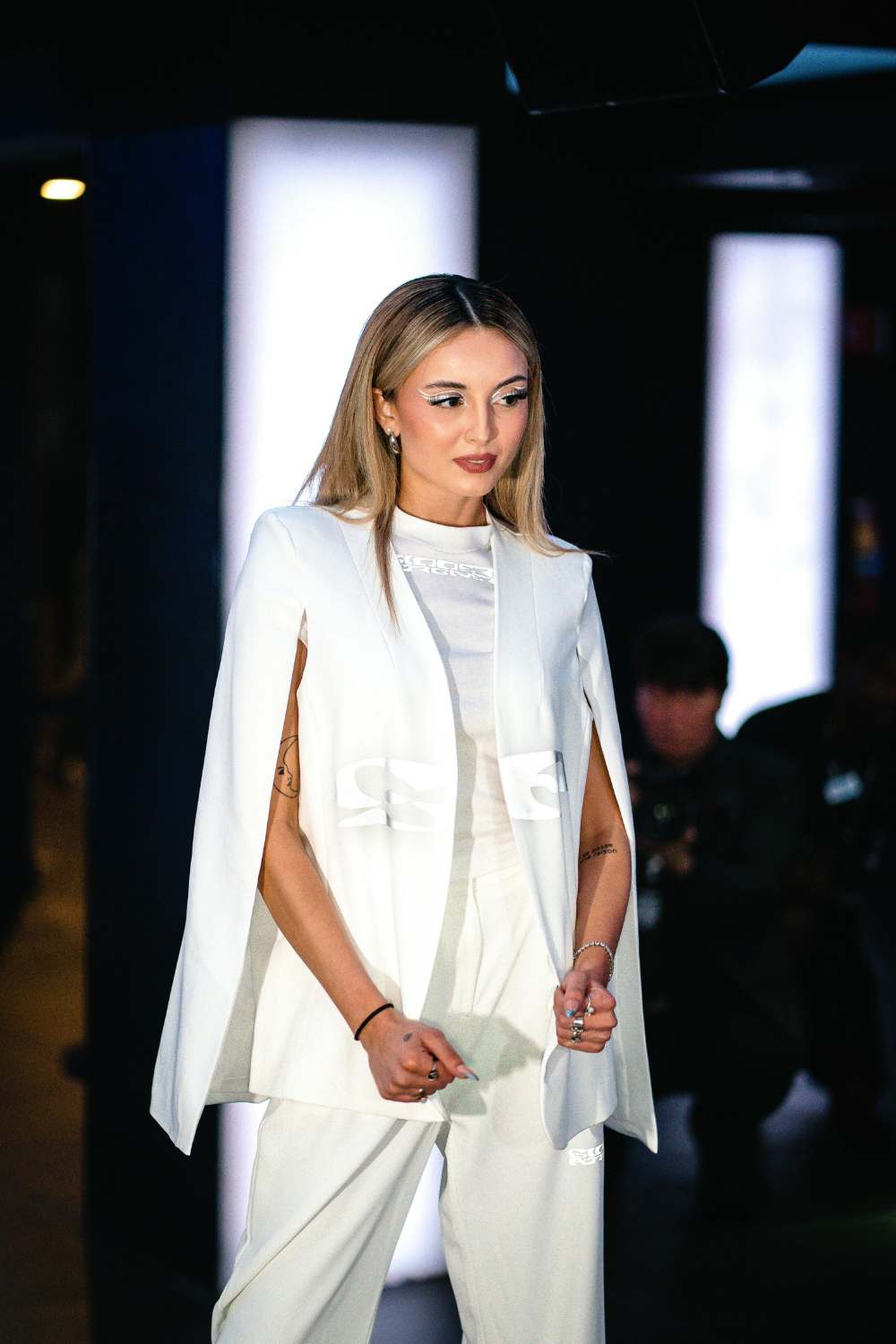 Thanksgiving-outfit-ideas-for-women-featuring-a-woman-in-an-all-white-designer-blazer-and-trousers-for-a-chic-and-polished-holiday-look.