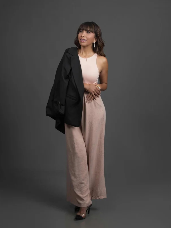 A-Cropped-Blazer-With High-Waisted-Trousers-for-a-Chic-Evening-Look