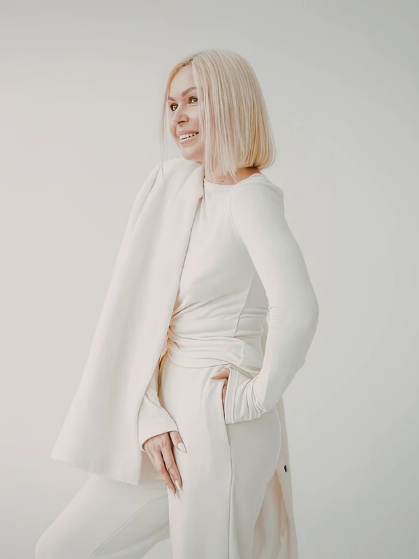 A-White-Broderie-Anglaise-Dress-That-Feels-Summery-Romantic