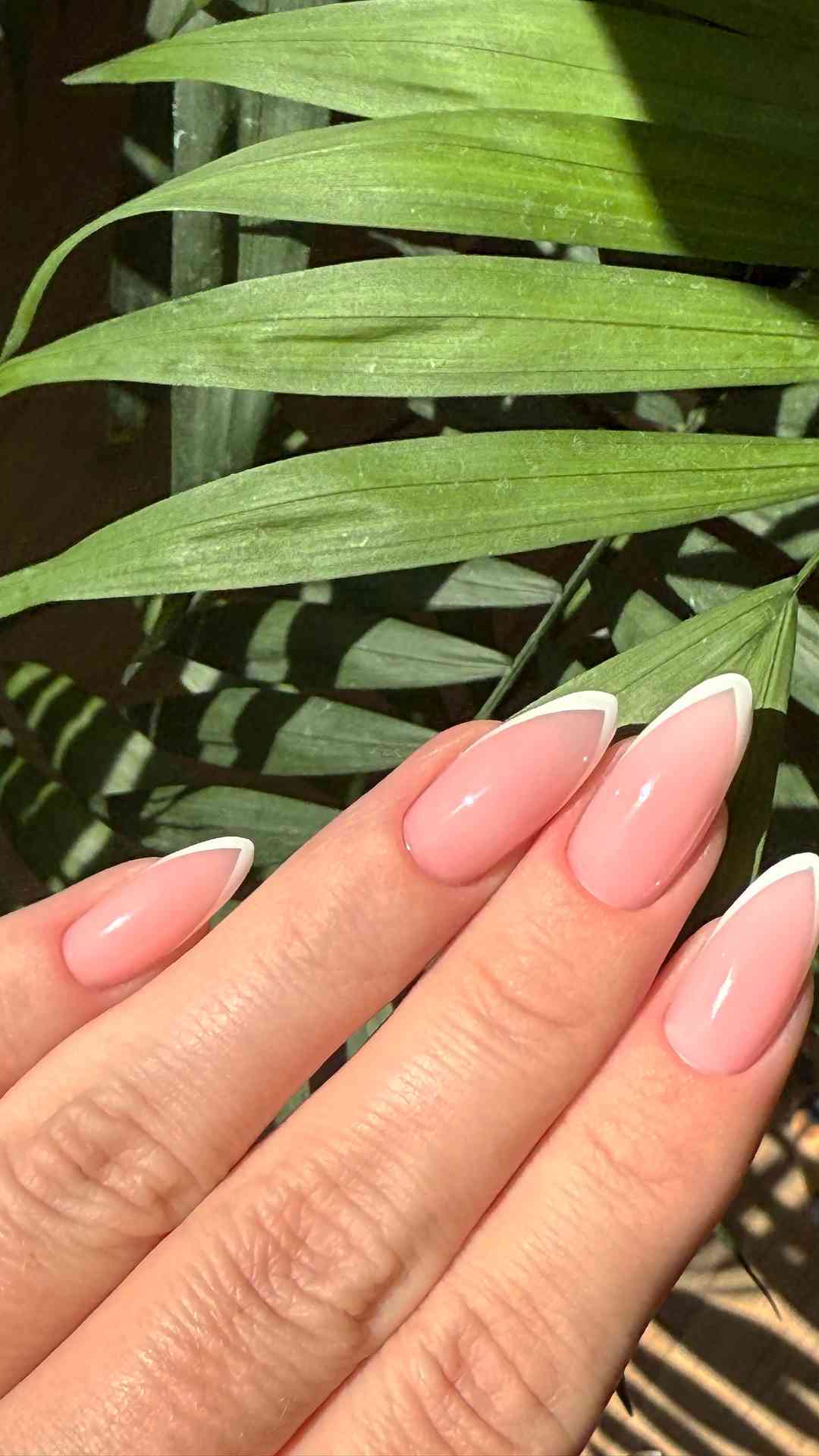 Coloured-French-Tips-in-Warm-Coral-and-Peach-Tones-That-Bring-Warmth-and-a-Joyful-Spring'Energy