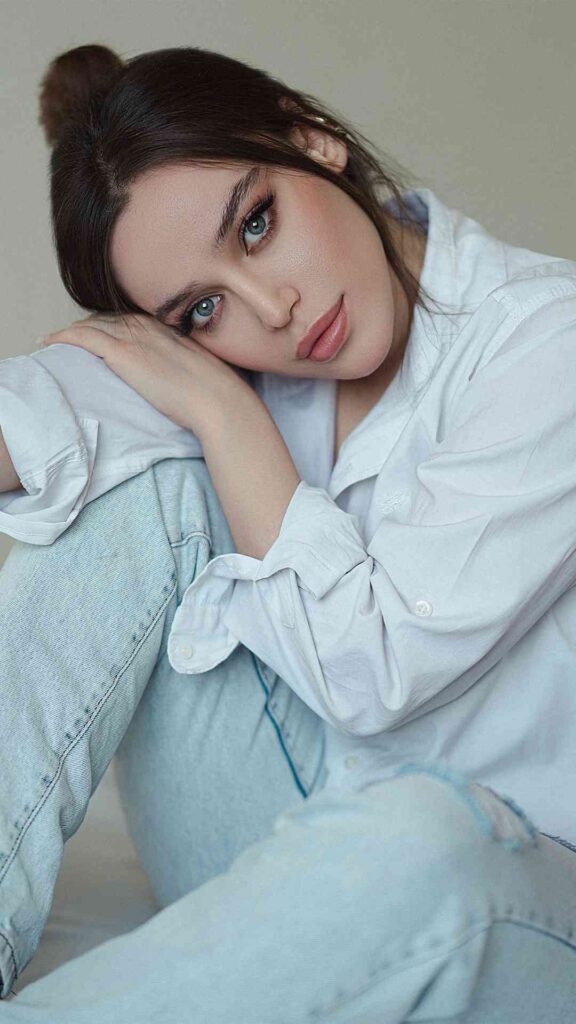 Create-a-Tonal-Spring-Look-With-Light-Wash-Jeans-and-a-Cream-or-Ivory-Top-for-a-Head-to-Toe-Lightness-That-Feels-Beautiful