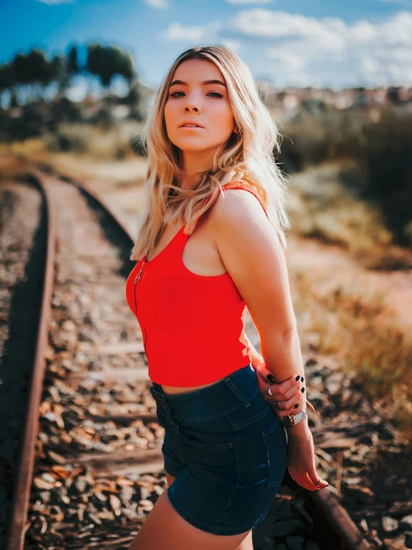 Denim-Shorts-With-a-Red-or-Blue-Tied-Top-for-That-Relaxed