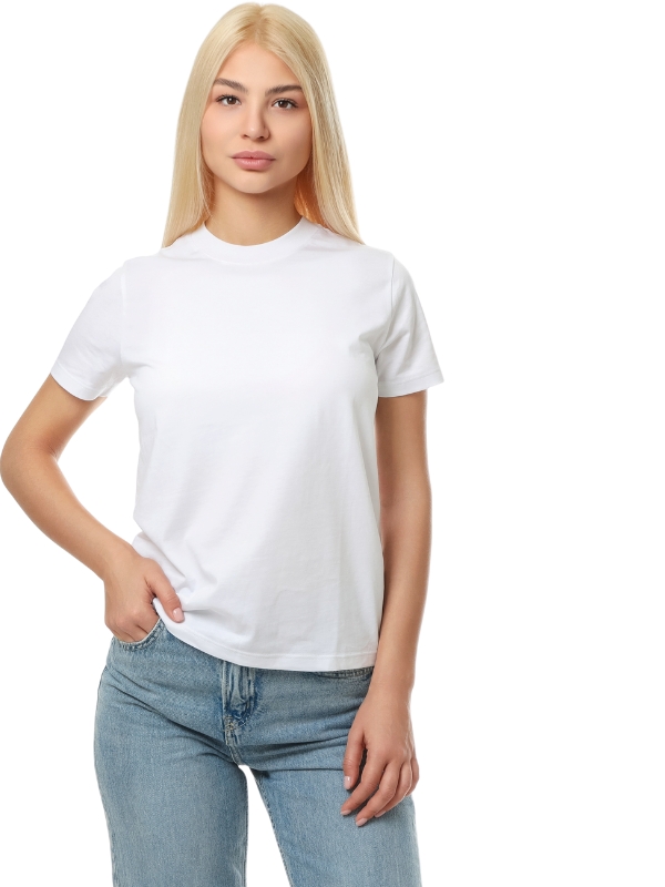 Layer-a-Lightweight-Duster-Coat-Over-Straight-Leg-Jeans-and-a-Simple-Tee-for-Effortless-Spring-Style