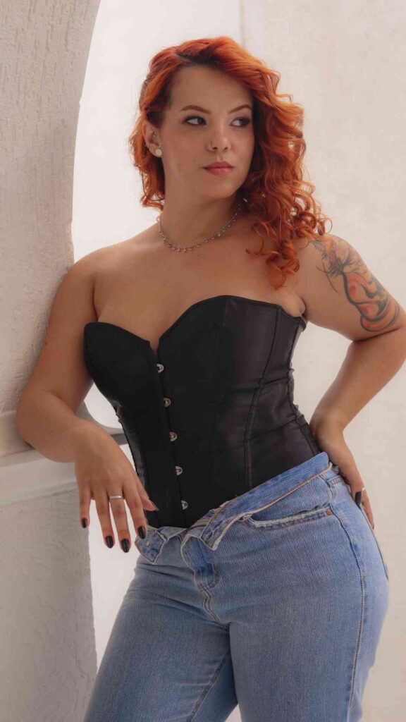 Pair-Wide-Leg-Jeans-With-a-Fitted-Corset-Top-or-Bustier-for-a-Spring-Look-That-Balances-Volume-and-Structure-Beautifully