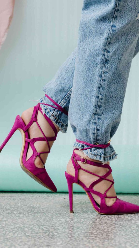 Pair-Your-Jeans-With-a-Floral-Blouse-and-Block-Heel-Sandals-to-Create-the-Most-Season-Appropriate-Spring-Outfit