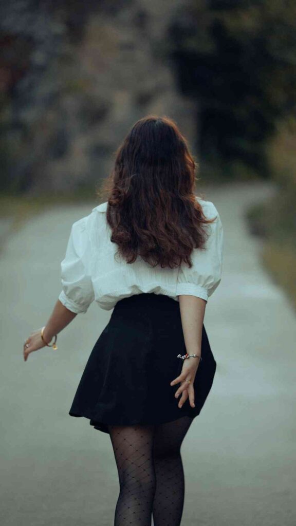 Pleated-Midi-Skirts-in-Silk-or-Fluid-Fabric-That-Move-Beautifully-and-Bring-a-Gentle-Femininity-to-the-Aesthetic-Old-Money-Outfit-Ideas-to-Make-You-Look-Chic