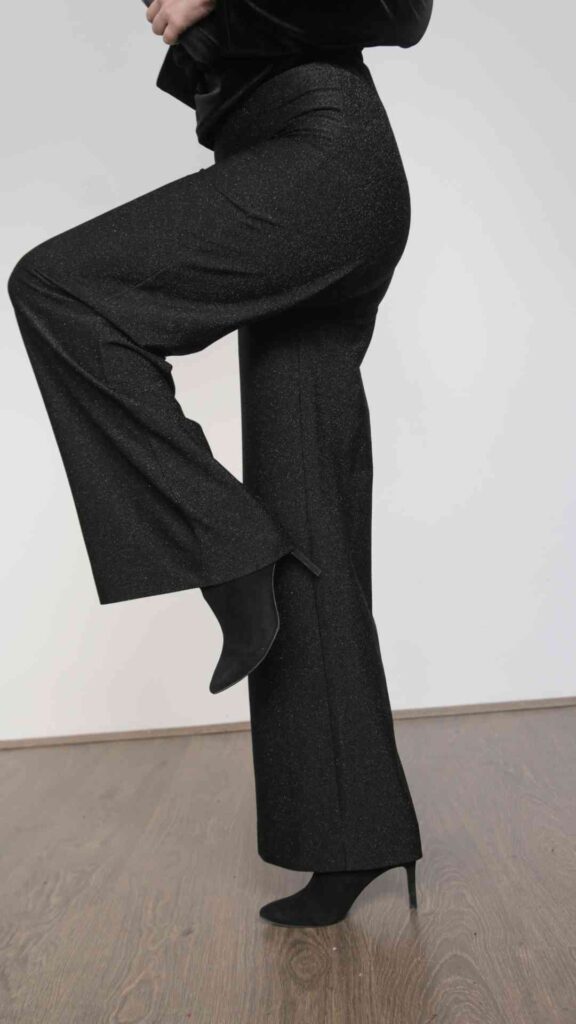 Slim-or-Straight-Leg-Trousers-in-Neutral-Tones-That-Create-a-Streamlined-and-Quietly-Confident-Silhouette