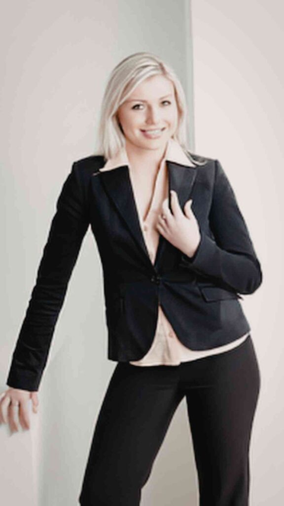 Style-a-Linen-Blazer-Over-a-Simple-Tank-and-Trousers-for-Effortless-Spring-Professionalism