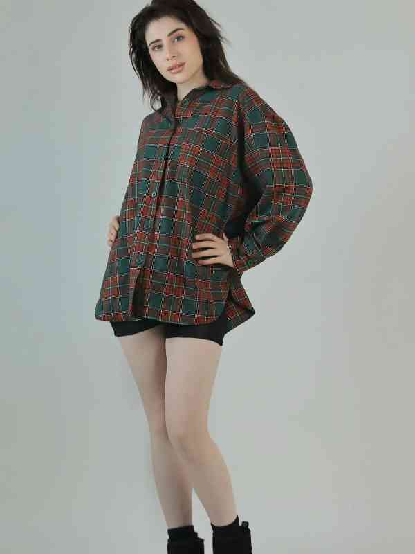 Style-an-Oversized-Linen-Shirt-With-Bike-Shorts-for-a-Casual-Cozy-Spring-Outfit