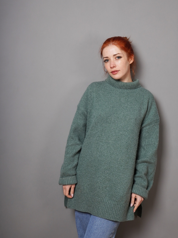 Style-an-Oversized-Sweater-With-Fitted-Straight-Leg-Jeans-and-Loafers-for-the-Most-Effortlessly-Pulled-Together-Spring-Outfit