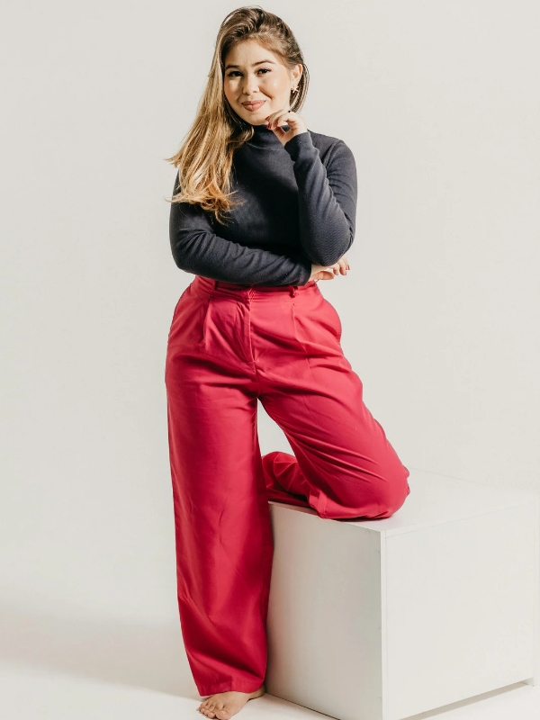 Tailored-Pastel-Trousers-Paired-With-a-White-Fitted-Blouse-for-a-Spring-Work-Look-That-Is-Polished and-Immediately-Current