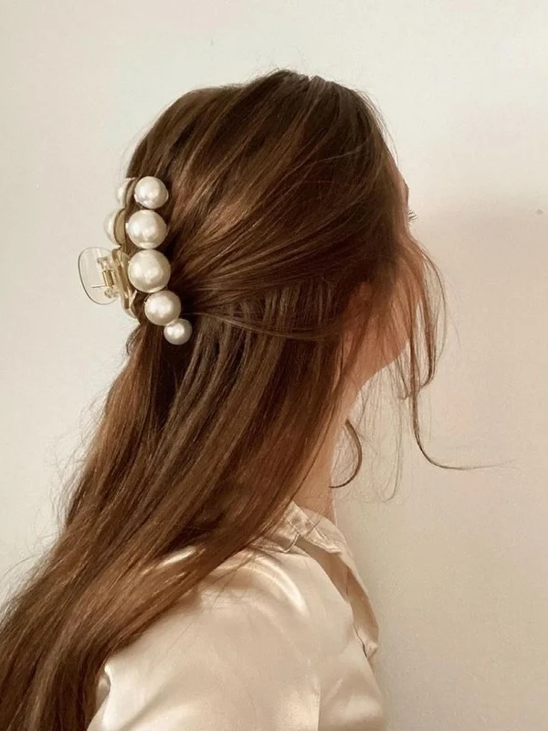 The-Twisted-Half-Up-With-a-Pearl-Hair-Pin-A-Simple-cute-Spring-Hairstyles