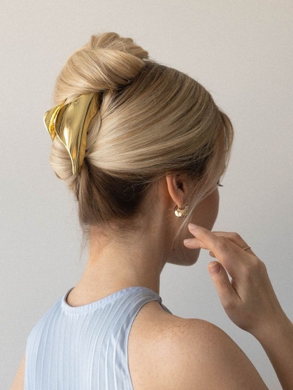Use-a-Claw-Clip-Updo-for-a-Quick-Spring-Look-That-Always-Appears-Thoughtfully-Styled