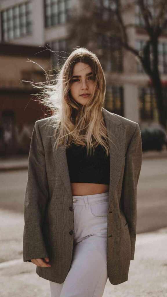 Wear-Your-Jeans-With-a-Structured-Crop-Jacket-or-Boxy-Blazer-in-a-Spring-Print-for-a-Look-That-Leads-With-Personality-and-Confidence