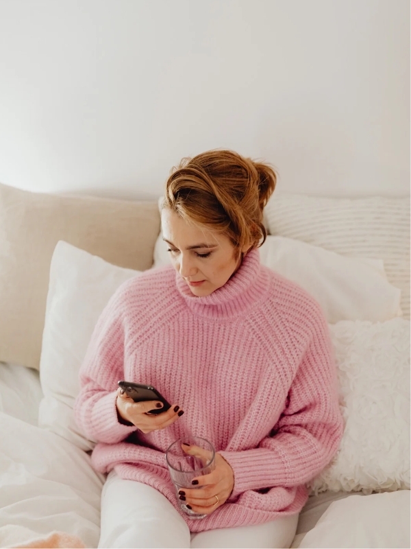 Wear-a-Bold-Or-Colour-Block-Sweater-With-Simple-Neutral-Pieces-to-Let-the-Knitwear-Be-the-Undeniable-Star-of-the-Outfit