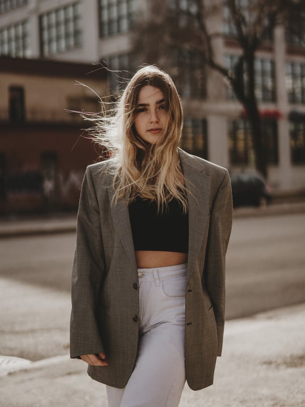 Wear-a-Cropped-Hoodie-Under-an-Oversized-Blazer-With-Wide-Leg-Trousers-for-a-Fashion-Forward-Spring-Layered-Look