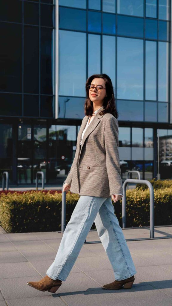 Wear-a-Fitted-Blazer-Over-a-Simple-Tank-With-Your-to-Create-a-Smart-Casual-Look-That-Works-Everywhere