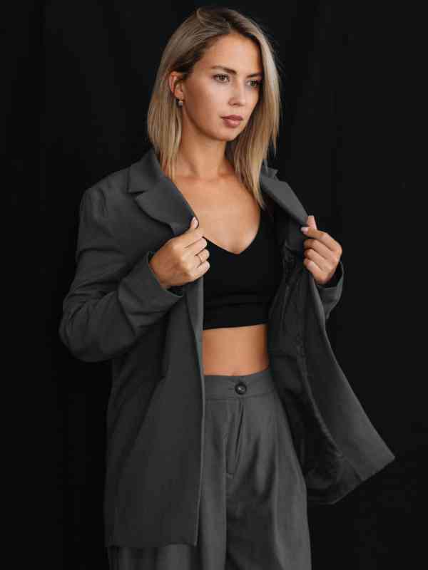 Wear-a-Relaxed-Linen-Blazer-Over-a-Simple-Fitted-Tee-and-Tailored-Trousers-for-Casual-Work-Spring-Style