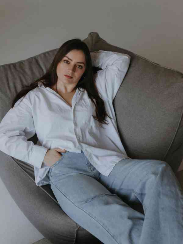 Wear-a-Relaxed-Linen-Shirt-With-Straight-Leg-Jeans