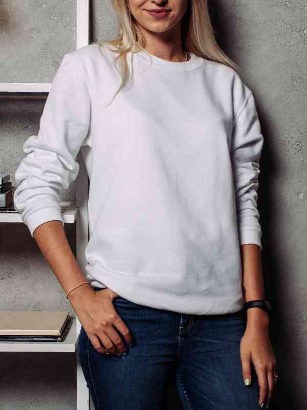 Wear-a-Slouchy-Sweatshirt-With-Tailored-Straight-Leg-Jeans