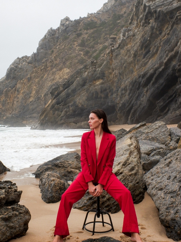Wide-Leg-Linen-Trousers-With-a-Fitted-Top-for-a-Breezy-Spring-Evening-Combination