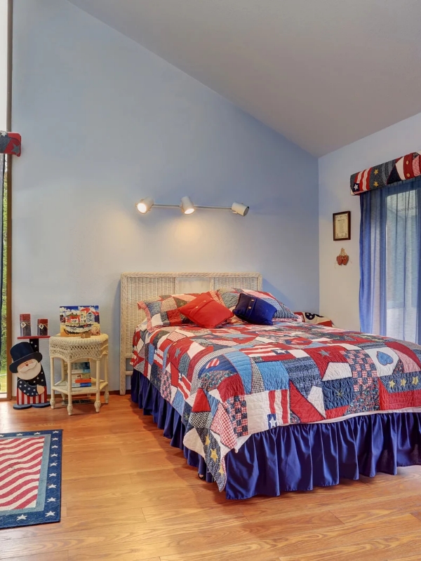 Bringing-Patriotic-Colour-to-Your-Bedroom-and-Guest-Spaces-With-Subtle-Decorative-Details