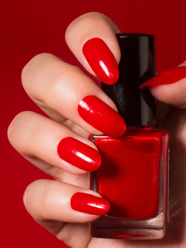 Classic-Red-Nails-for-a-Bold-and-Timeless-July-Look