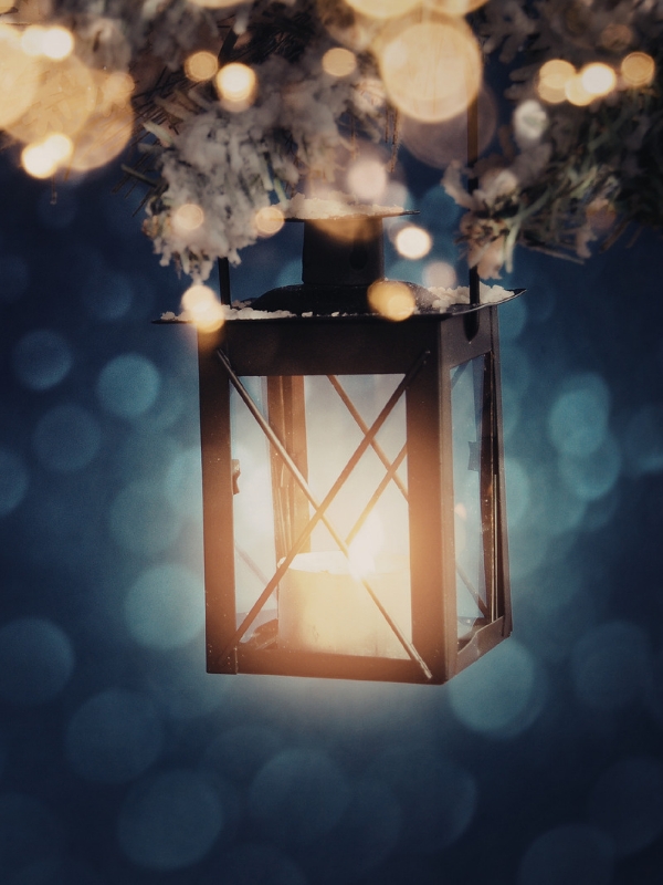Creating-a-Mason-Jar-Summer-Lantern-Display-With-Sand-Shells-and-Candles