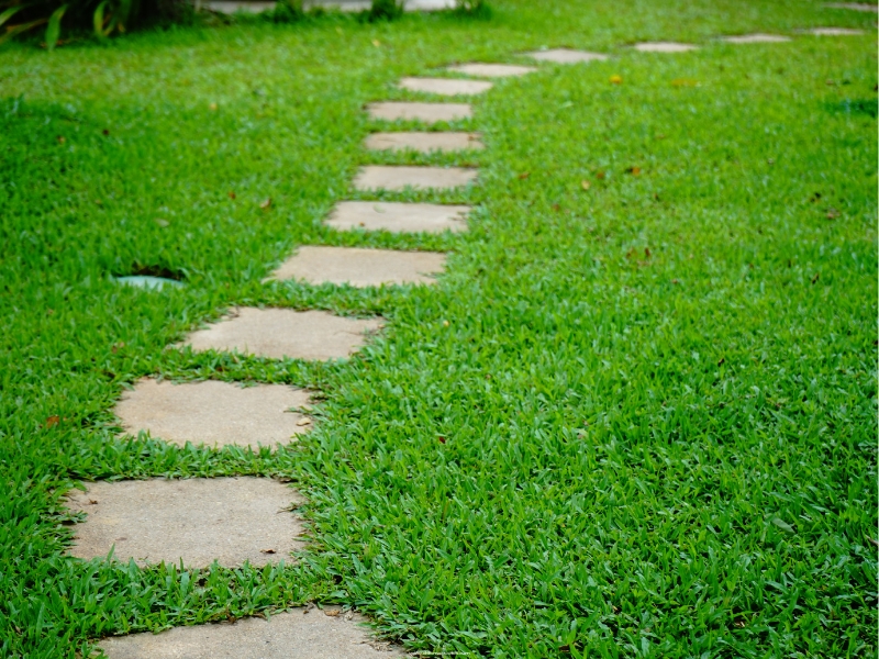 Curved-Garden-DIY-Walkways-Paths-Cheap