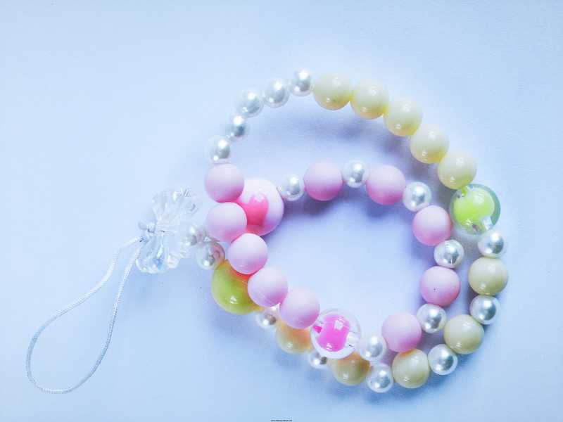 Custom-Beaded-Phone-Charms-Fun-DIY-Crafts-for-Teens.