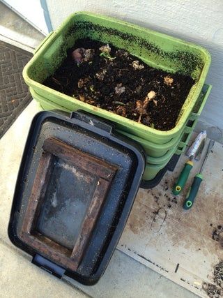 DIY-Worm-Compost-Bin-Using-Broken-Plastic-Containers