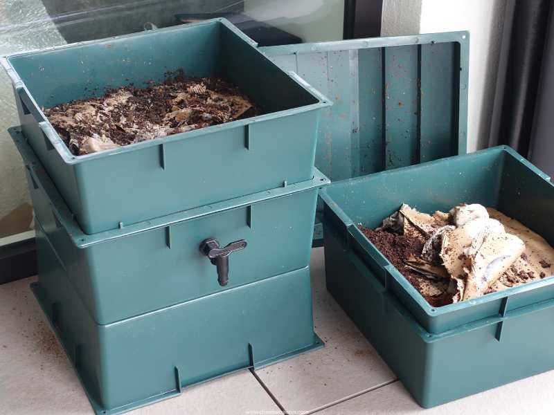 Dollar-Store-Storage-DIY-Worm-Compost-Bin