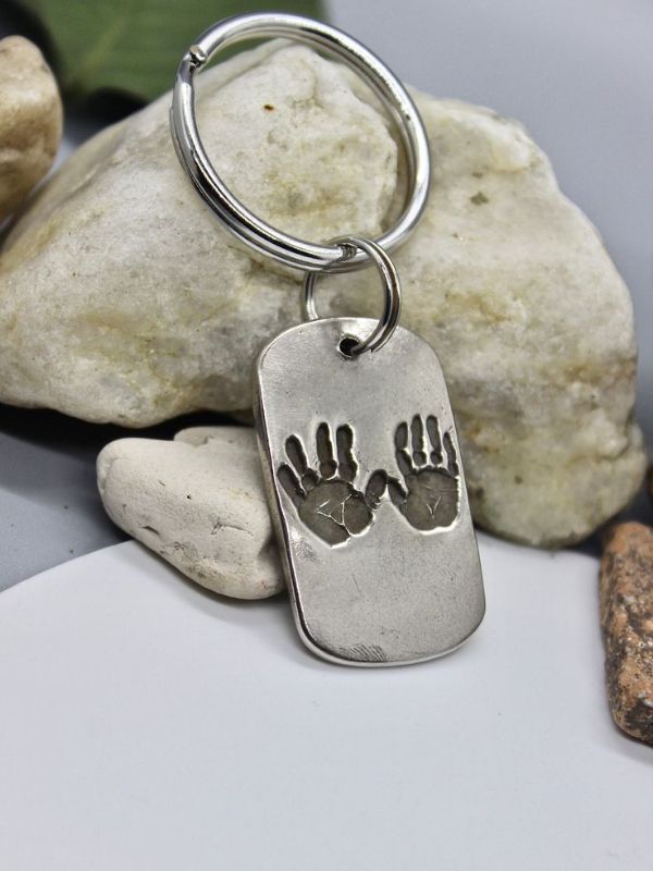 Handprint-Keychain-That-Holds-the-Tiniest-Hands-Close-to-His-Heart