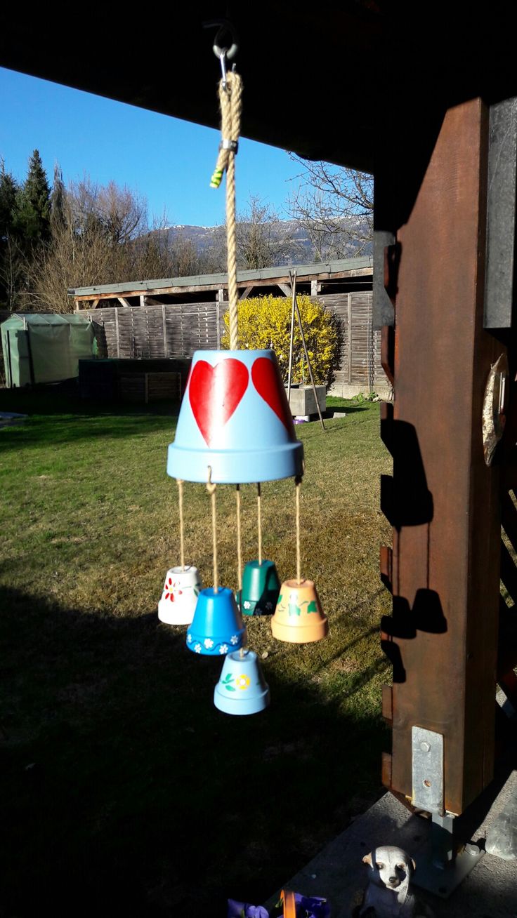 Hanging-Mini-Terra-Cotta-Pots-for-Airy-Relaxed-Decor.