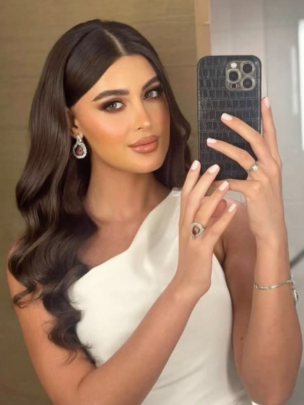 Middle-Part-Hairstyles-Ideas-That-Look-Gorgeous