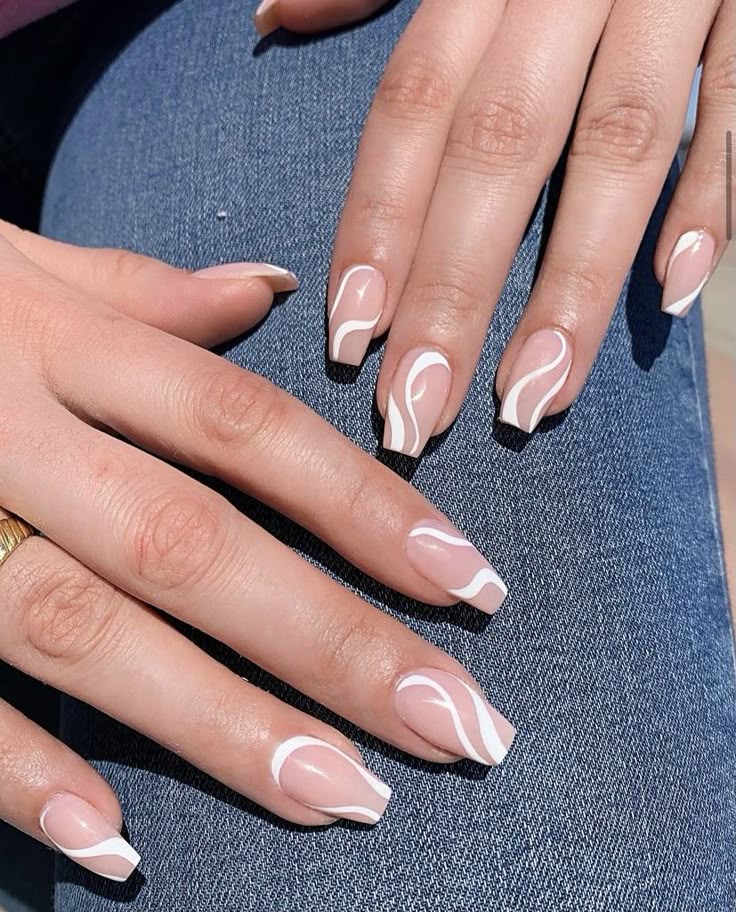 Minimal-Line-Art-summer-coffin-nails-ideas