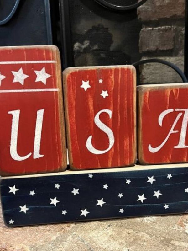Painted-Wood-Block-Centrepiece-Set-for-a-Festive-and-Styled-Table-Display