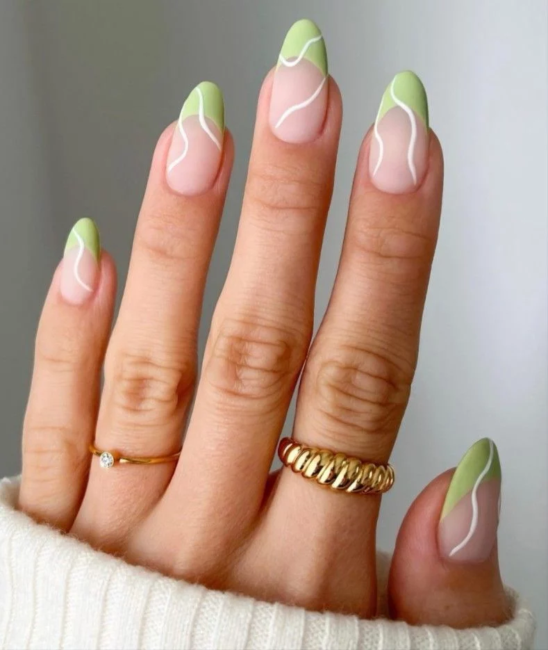 summer-nail-ideas-Swirl-Or-Abstract-Lines