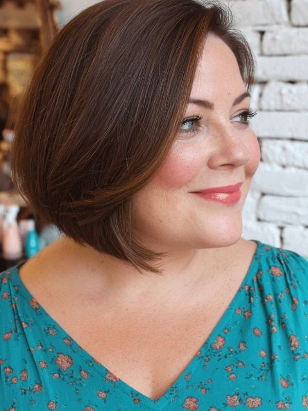 The-Blunt-Bob-With-Subtle-Layers-Beautiful-Chin-Length-Bob-Haircuts-For-Plus-Size-Women-Over-50