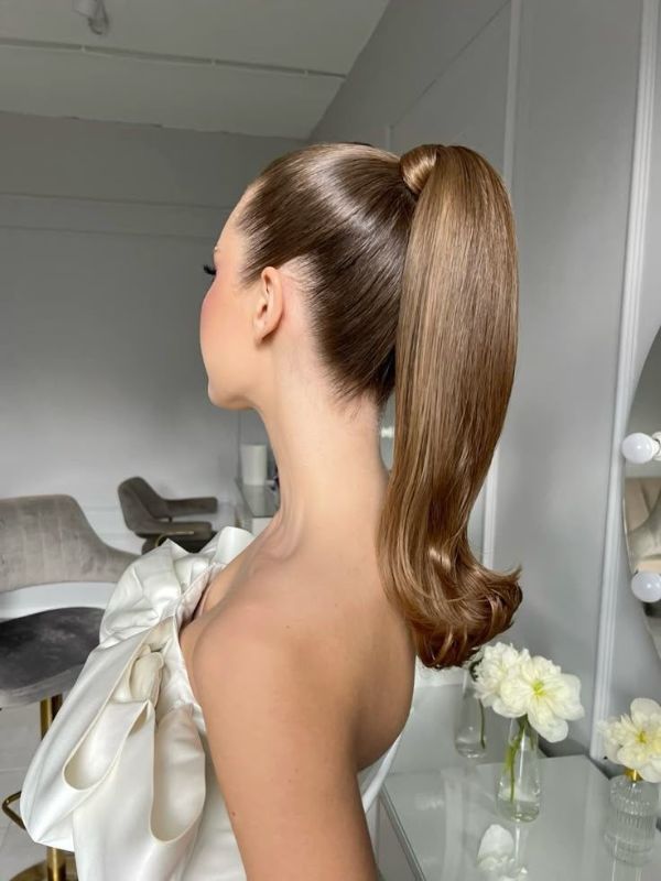 The-Elegant-Curved-Pony-Ponytails-For-Curly-Hair