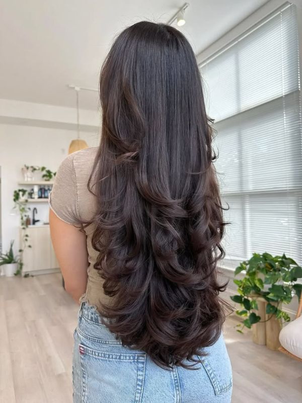The-Layered-Waves-With-Texture-Chic-Hairstyles-For-Thick-Wavy-Hair-To-Try