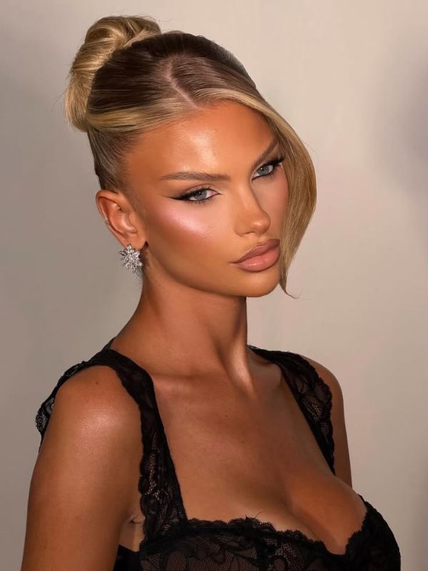 The-Ponytails-For-Curly-Hair-Bun