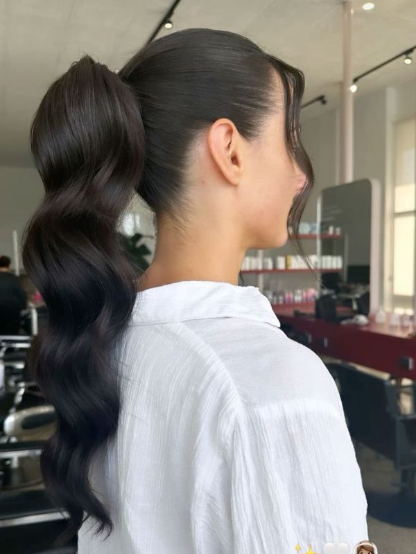 The-Textured-Ponytail-Chic-Hairstyles-For-Thick-Wavy-Hair-To-Try