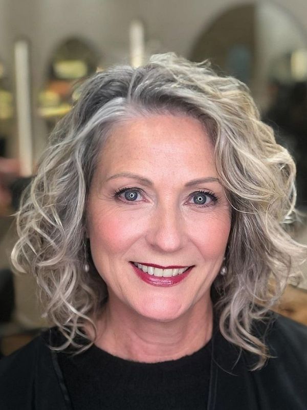 The-Wavy-Shoulder-Grazing-Bob-Beautiful-Chin-Length-Bob-Haircuts-For-Plus-Size-Women-Over-50