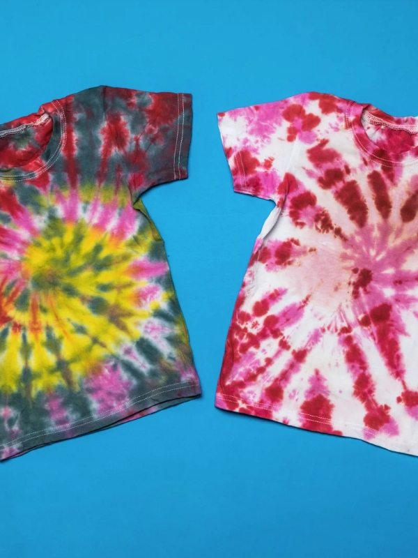 Tie-Dye-White-T-Shirts-in-Red-and-Blue-For-a-Family-Fourth-of-July-Crafts