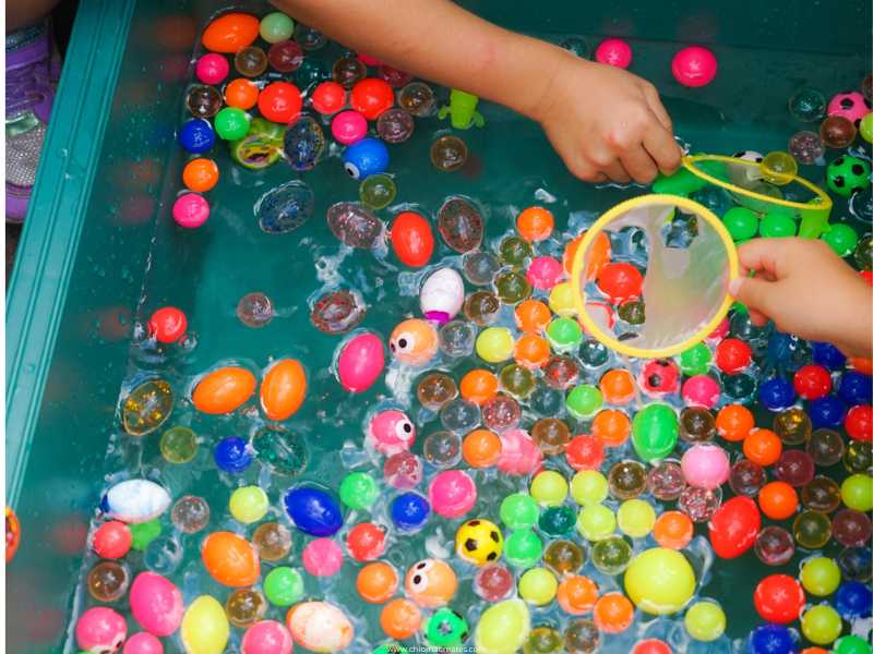 Water-Bead-and-Scoop-Sensory